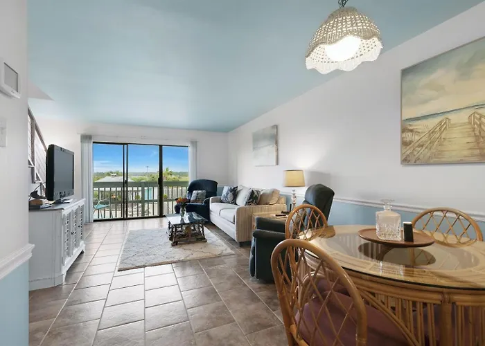 Walk 18 Beachside Pool, King Suite, Walk To