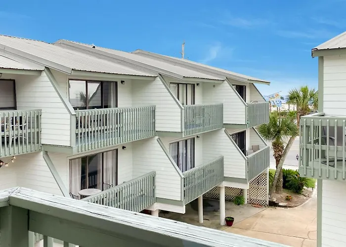 Walk 18 Beachside Pool, King Suite, Walk To